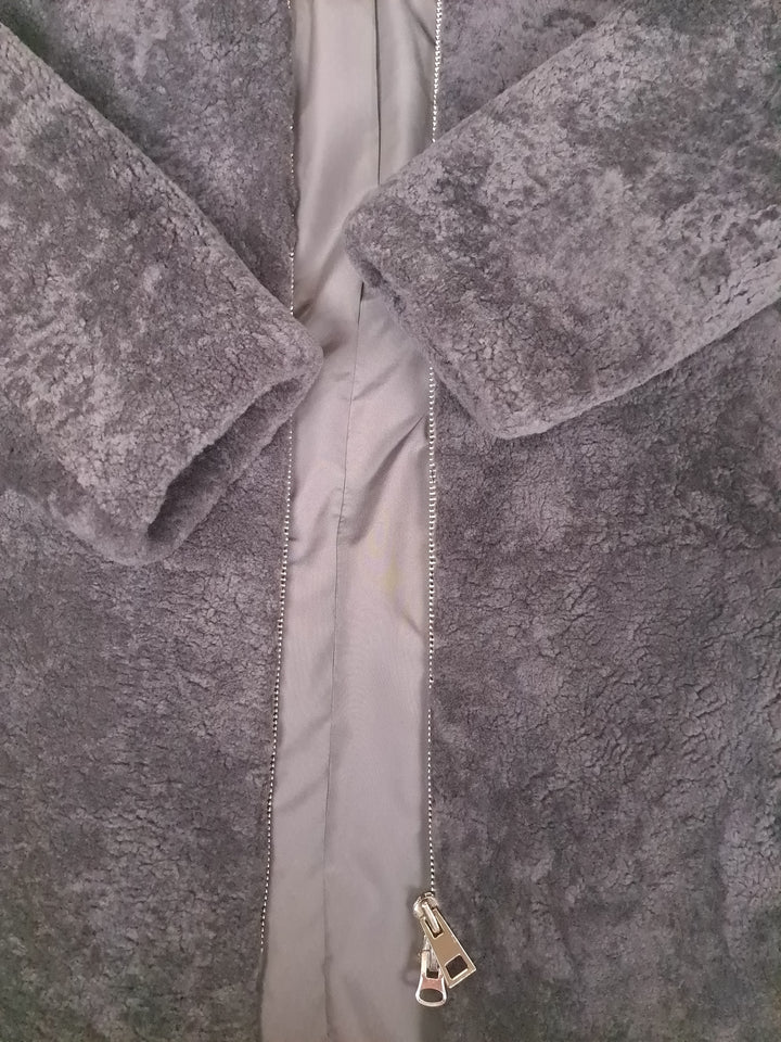 Delaney, 87 cm. - Kapuze - Curly Lamb - Damen - Segred Grey