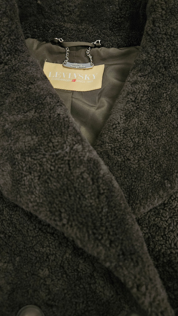 Jaji, 60 cm. - Krave - Krøllet lam - Kvinder - Kaffe