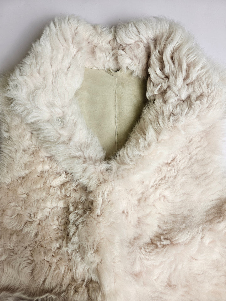 Jessica, 68 cm. -Kragen – Wildlederlamm – Damen – Hellbeige