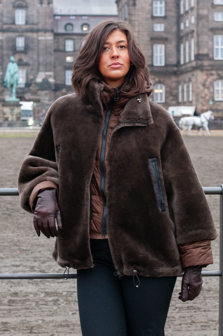 Idane, 69 cm. - Kapuze - glattes Lammhaar - Damen - Braun