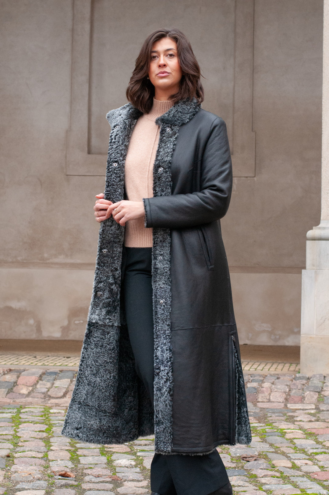 Innocente, 125 cm. - Halsband - La Coon Lamb - Damen - Schwarz