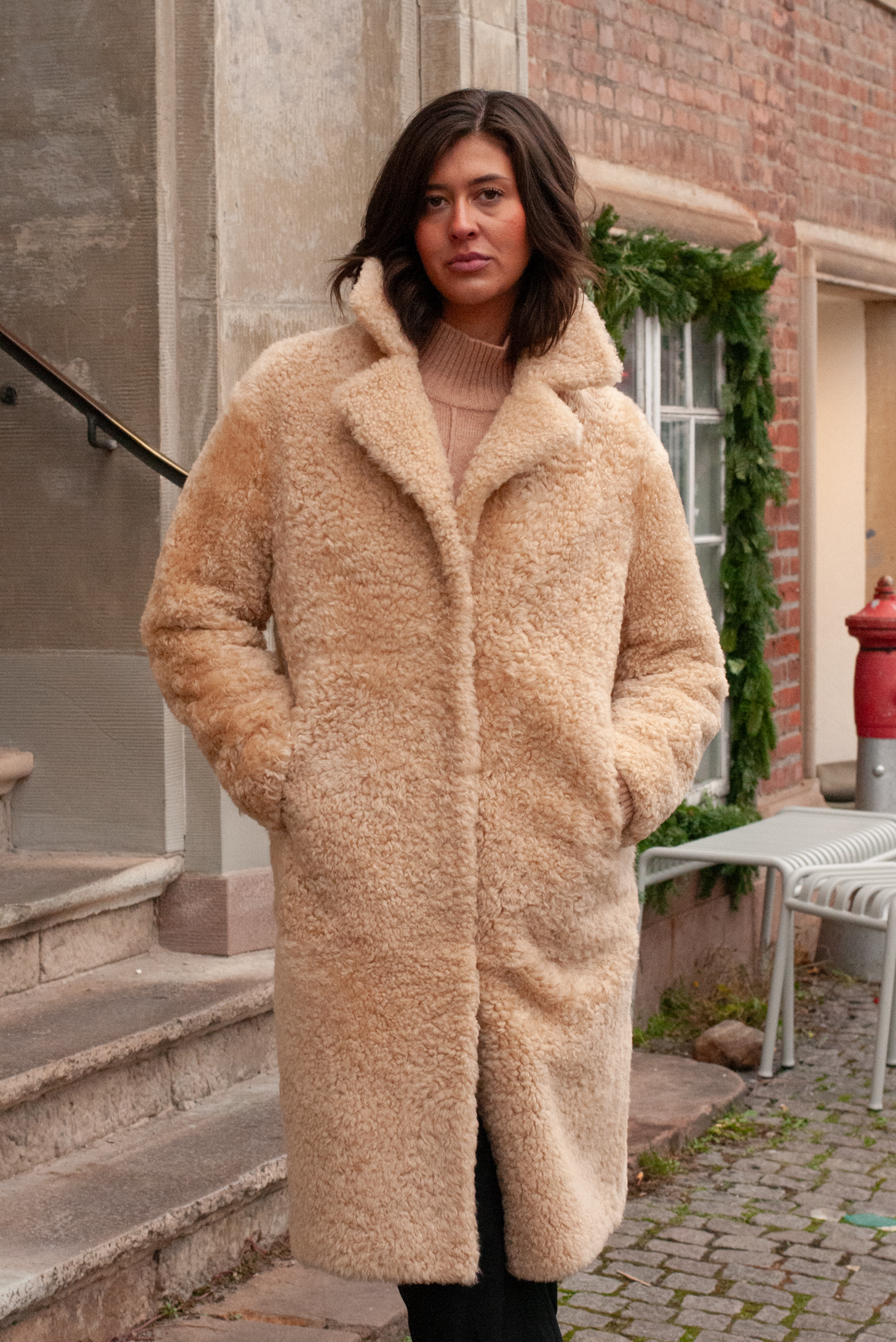Izia, 105 cm. - Krave - La Coon Lamb - Kvinder - Lys Camel