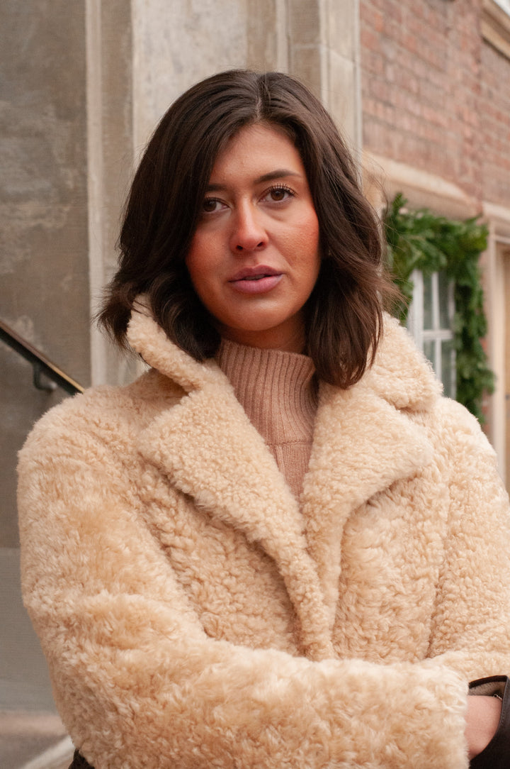 Izia, 105 cm. - Krave - La Coon Lamb - Kvinder - Lys Camel