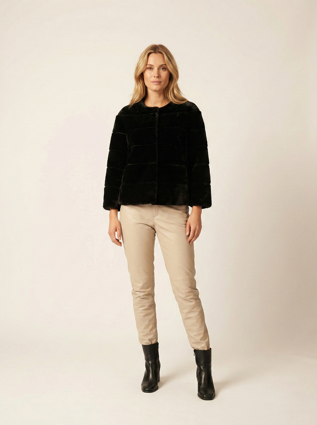 Horiane, 55 cm. - Lammet rett hår - kvinner - svart