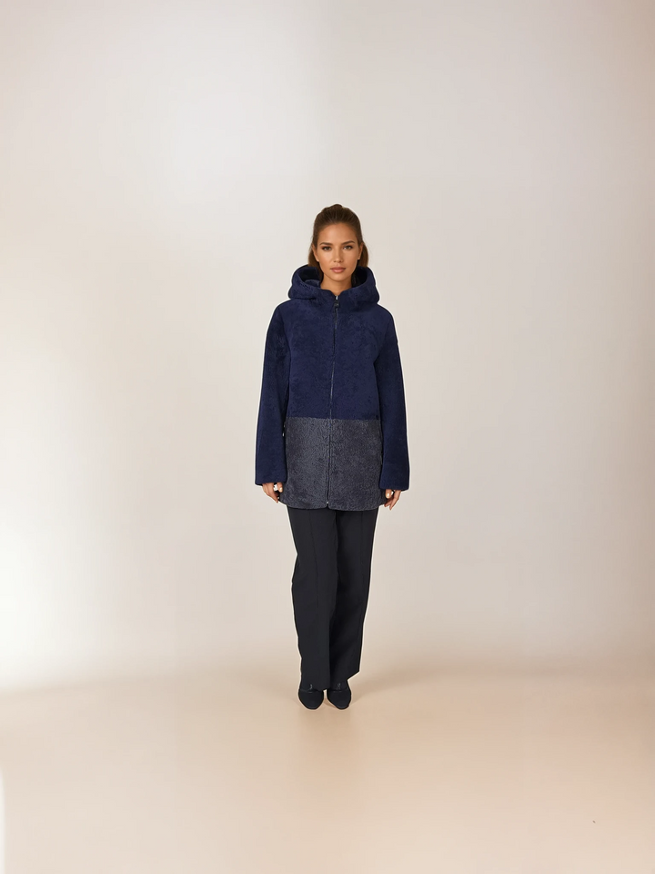 Helena, 75 cm. - Kapuze – Curly Lamb – Damen – Dunkelblau und Segred-Grau