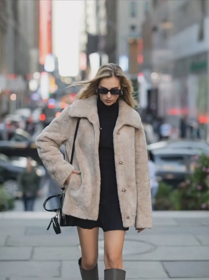 Irene, 65 cm. - Krage - Lockigt lamm - Dam - Mörkbeige